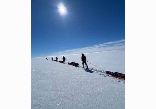 Grönlands Eisdecke auf Skiern überqueren: Ein Leitfaden für Abenteurer